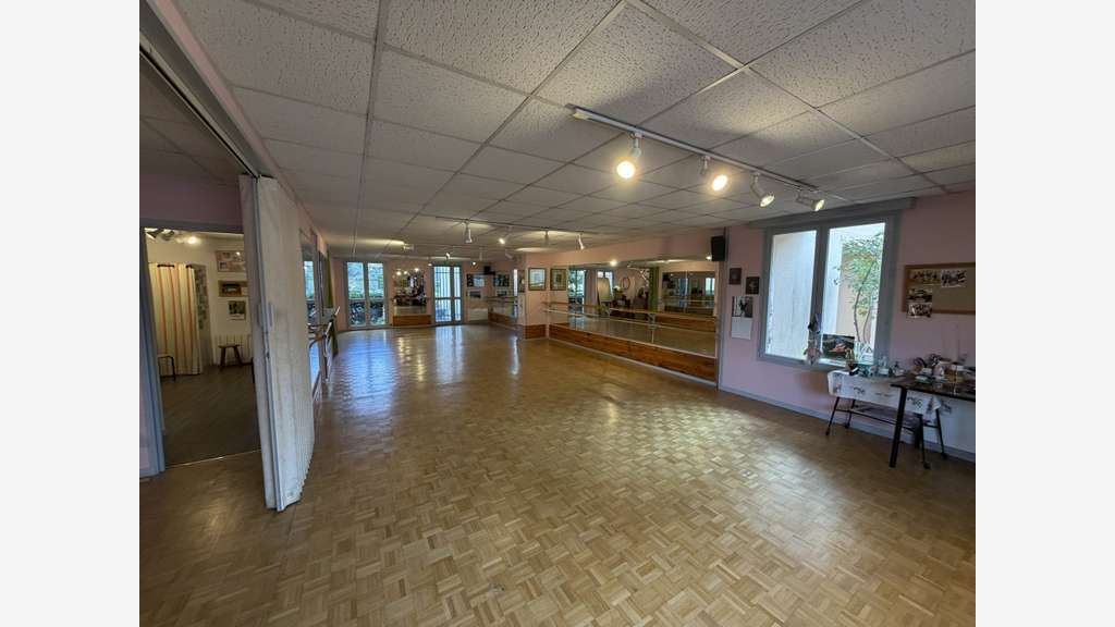 Local 119m² avec parking à vendre à Chartres