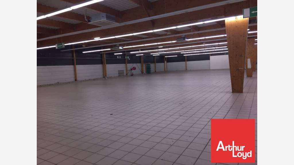 Cède local commercial 1950m² Chasseneuil du Poitou