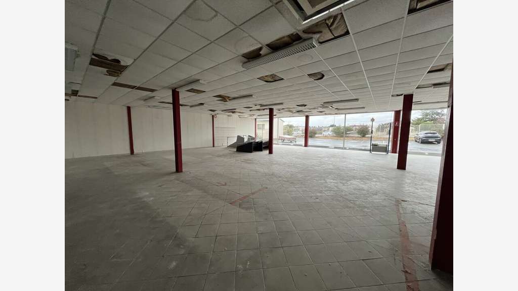 Local professionnel 1360m² à vendre Châteaubernard