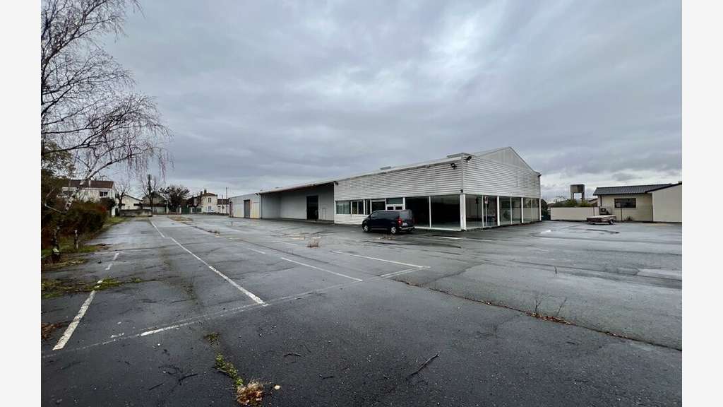 Local professionnel 1360m² à vendre Châteaubernard