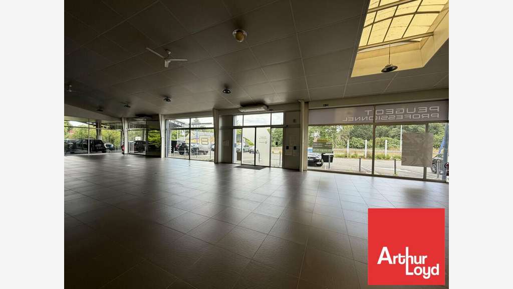 Vente local 1614m² empl stratégique Châtellerault