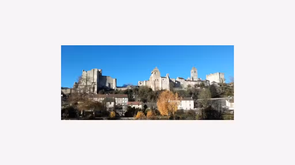 AV bâtiment médiéval occupé restaurant à Chauvigny
