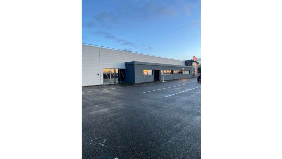 Local commercial 1015m² à 5 mn de La Ferté Bernard