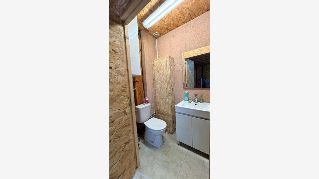 AV local commercial 150m² + préau 65m² ZA Cogolin 