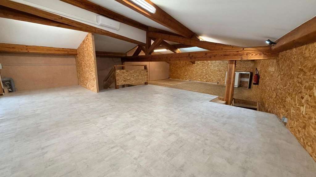 AV local commercial 150m² + préau 65m² ZA Cogolin 