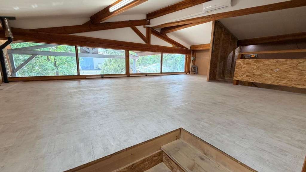 AV local commercial 150m² + préau 65m² ZA Cogolin 