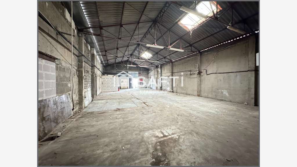Local + stockage + 17 garages à Condom