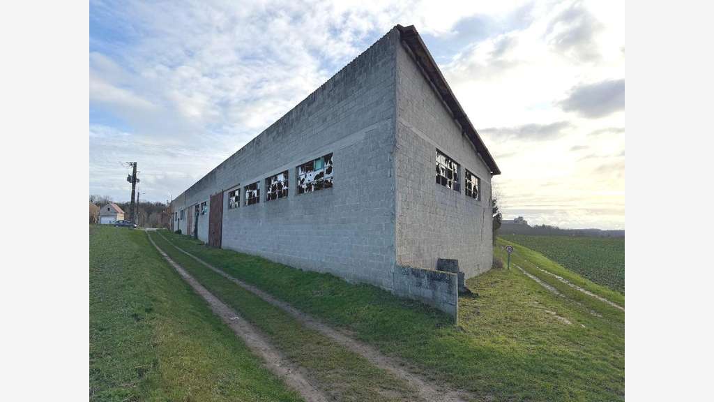 AV entrepôt à rénover 363m² à Coucy-le-Château