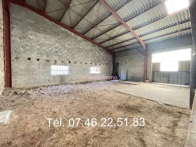 Local professionnel 800m² proche centre Darney