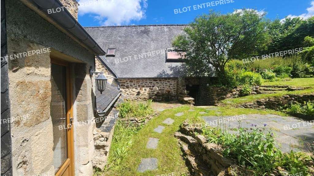 A VENDRE - LOCAUX COMMERCIAUX AVEC HABITATION -