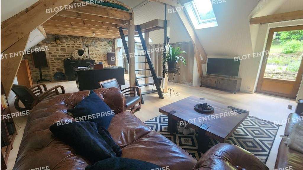 A VENDRE - LOCAUX COMMERCIAUX AVEC HABITATION -