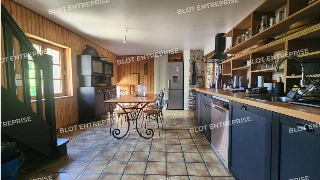 A VENDRE - LOCAUX COMMERCIAUX AVEC HABITATION -