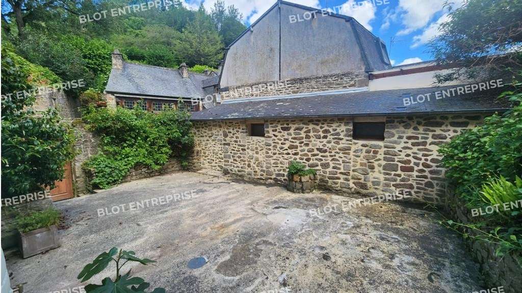A VENDRE - LOCAUX COMMERCIAUX AVEC HABITATION -