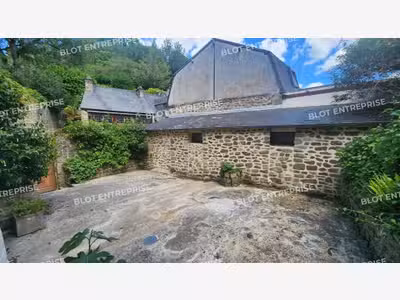 A VENDRE - LOCAUX COMMERCIAUX AVEC HABITATION -