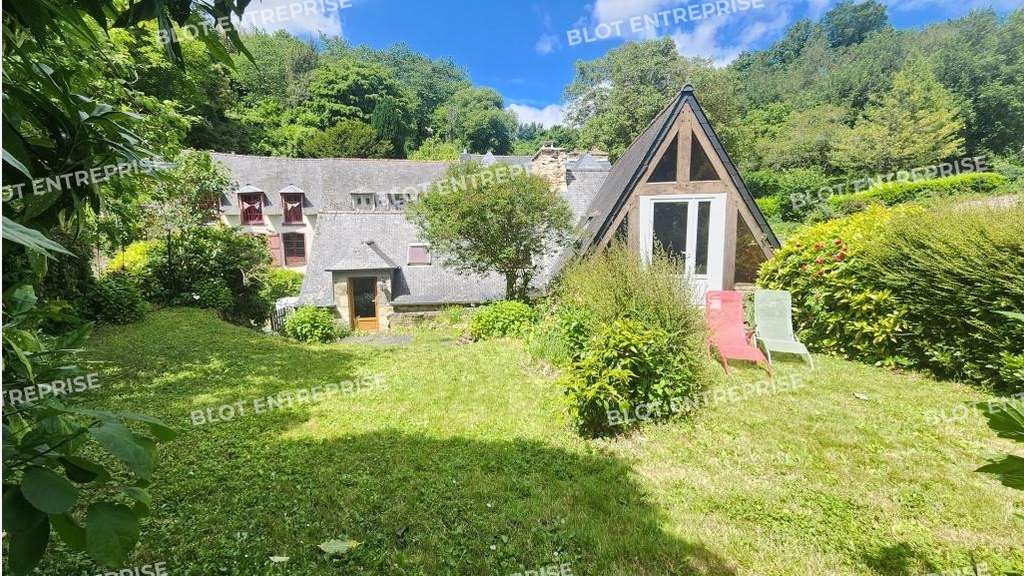 A VENDRE - LOCAUX COMMERCIAUX AVEC HABITATION -