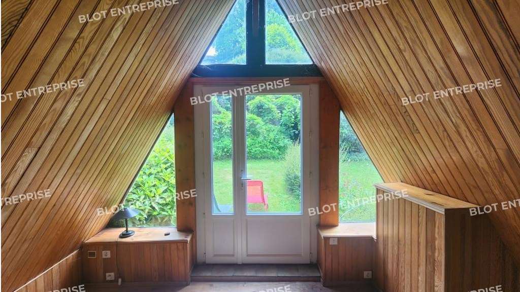 A VENDRE - LOCAUX COMMERCIAUX AVEC HABITATION -