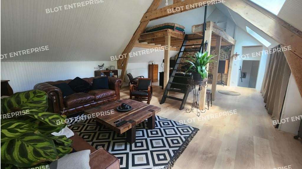 A VENDRE - LOCAUX COMMERCIAUX AVEC HABITATION -