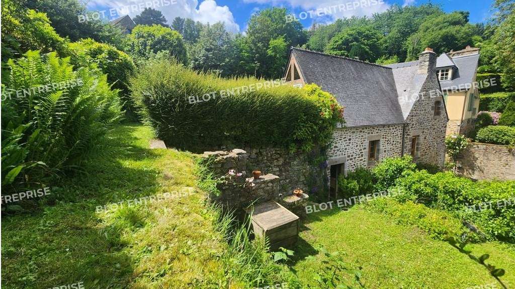 A VENDRE - LOCAUX COMMERCIAUX AVEC HABITATION -