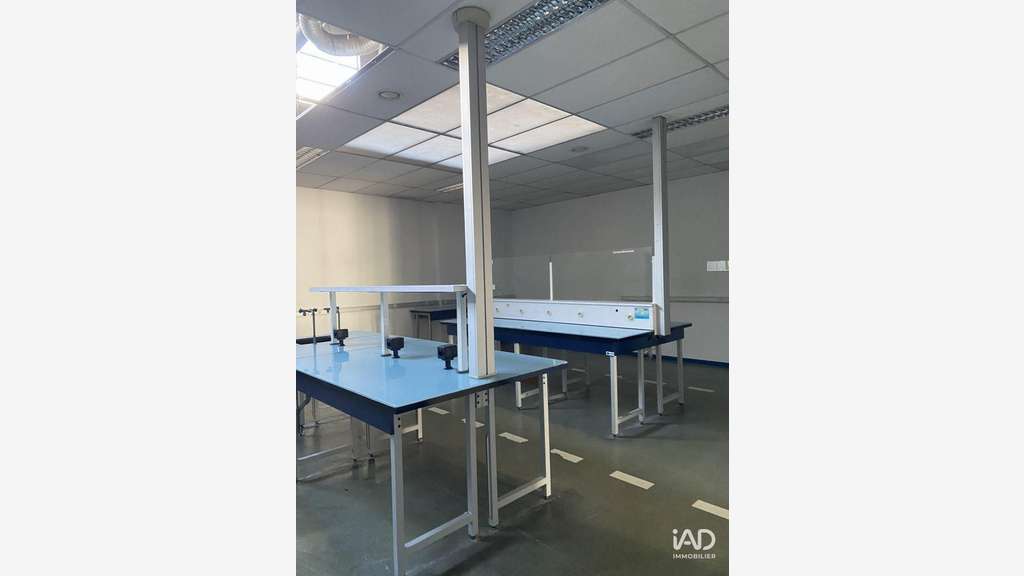 AV bâtiment 550m² empl stratégique à Doué en Anjou