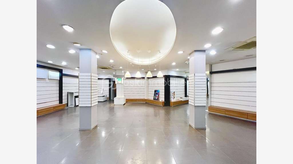 AV local commercial 186m² emplacement N°1 à Elbeuf