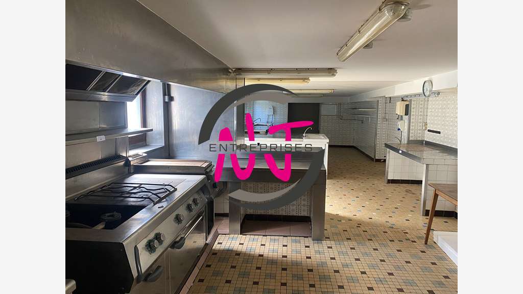 A vendre local commercial 890m² à Erdre en Anjou
