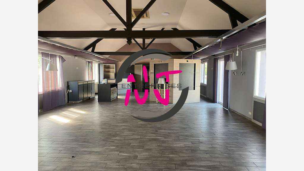 A vendre local commercial 890m² à Erdre en Anjou