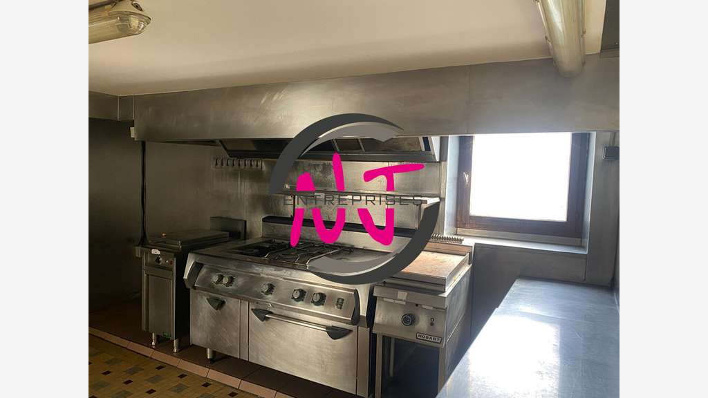 A vendre local commercial 890m² à Erdre en Anjou