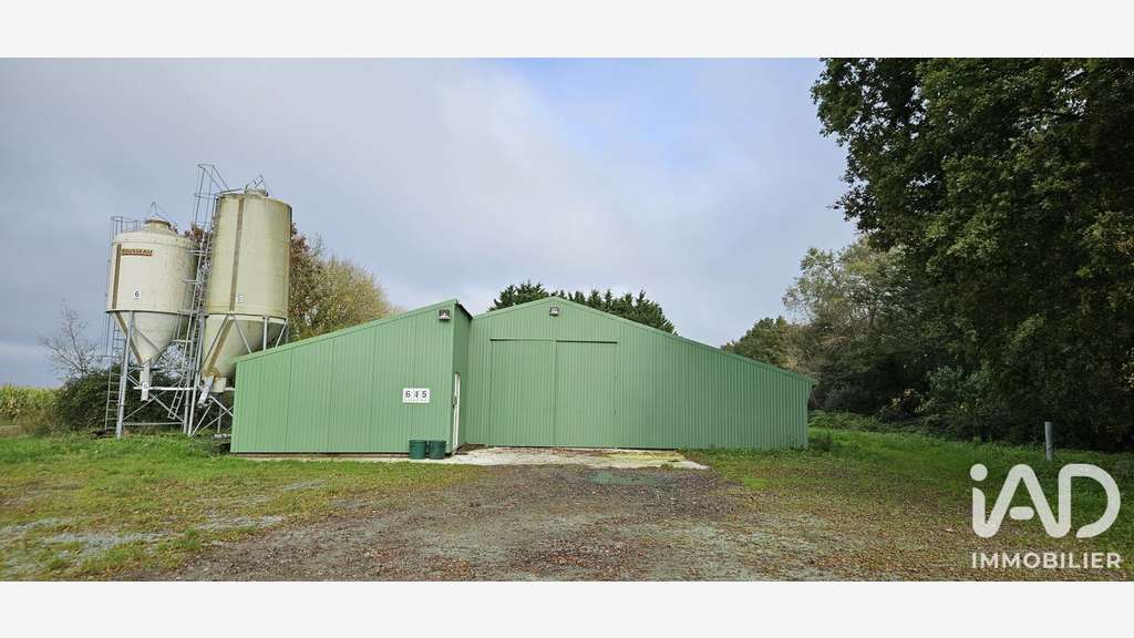 Cède site d'élevage sur 3500m² à Essarts-en-Bocage