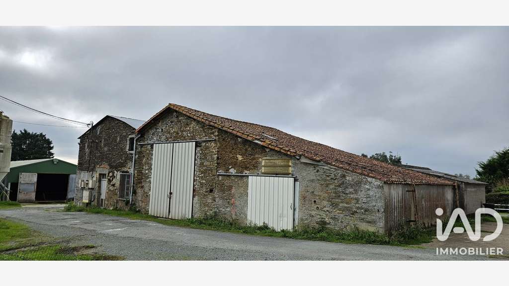 Cède site d'élevage sur 3500m² à Essarts-en-Bocage