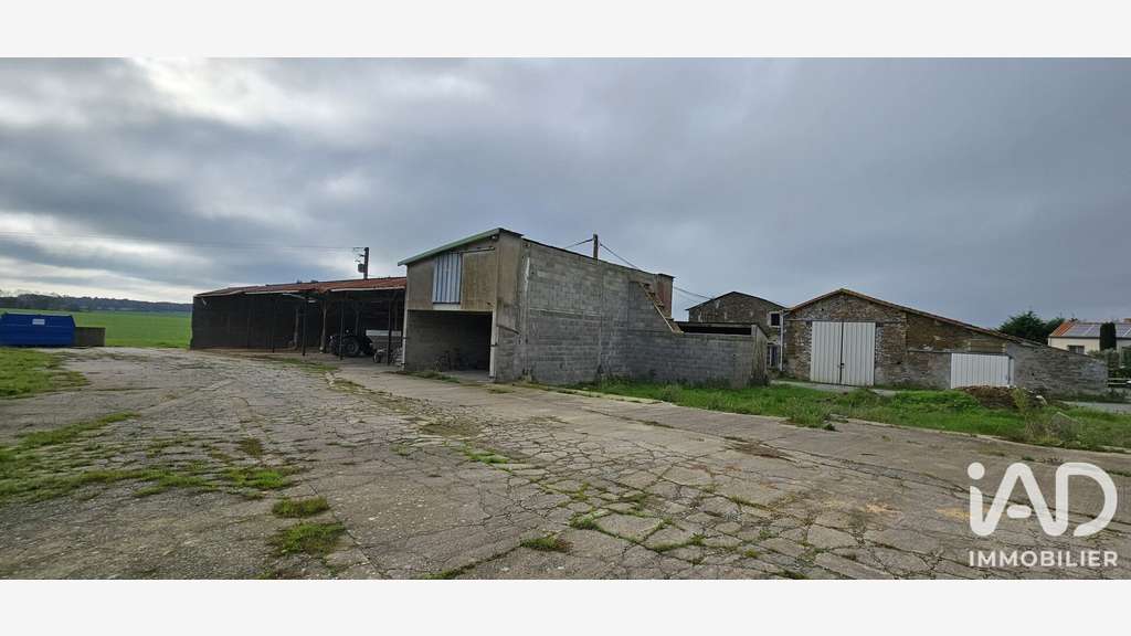 Cède site d'élevage sur 3500m² à Essarts-en-Bocage