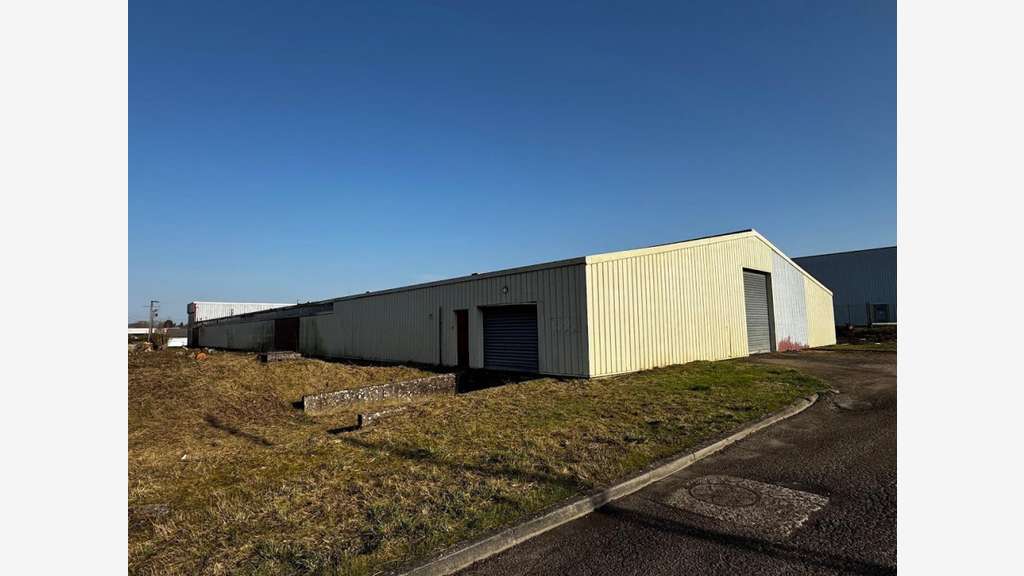Vente bâtiment professionnel 2010m² en ZI à Étain