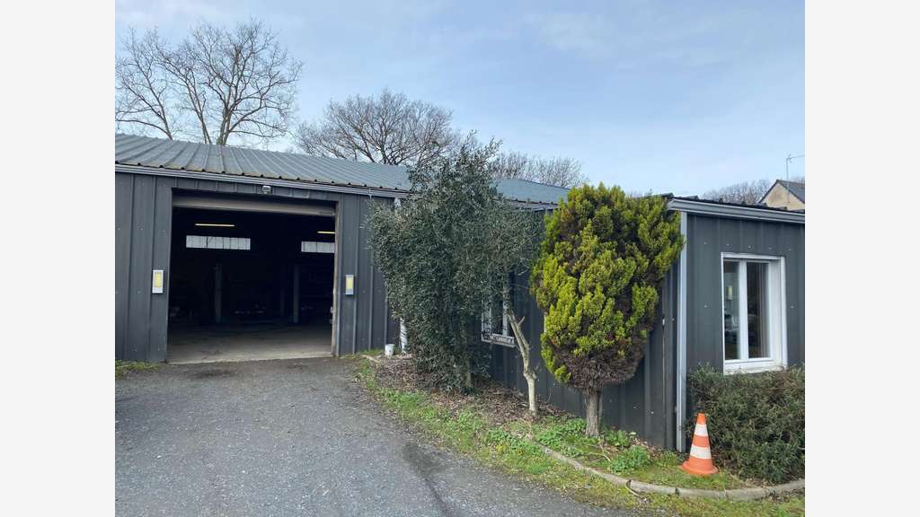 Locaux 750m² sur terrain 3600m² à Feneu