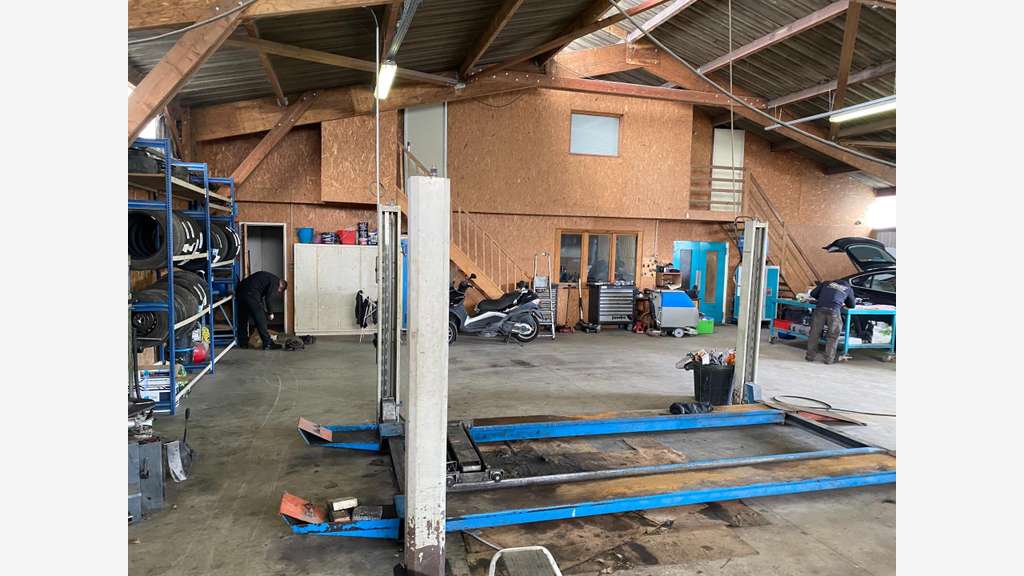 Locaux 750m² sur terrain 3600m² à Feneu