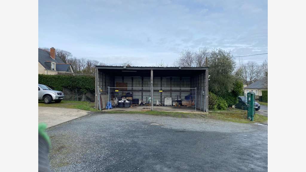 Locaux 750m² sur terrain 3600m² à Feneu