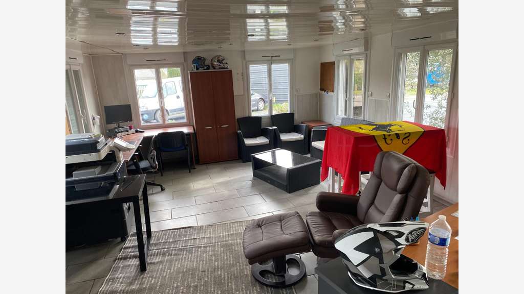 Locaux 750m² sur terrain 3600m² à Feneu