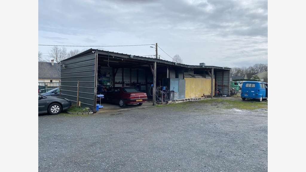Locaux 750m² sur terrain 3600m² à Feneu