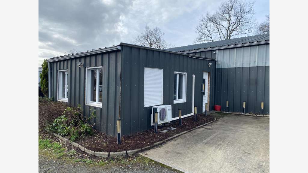 Locaux 750m² sur terrain 3600m² à Feneu
