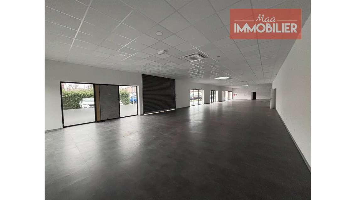 À vendre local tertiaire commercial 327m² à Feurs