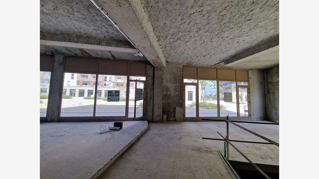 A vendre local 111m² + réserve 52m² au Sud de Caen