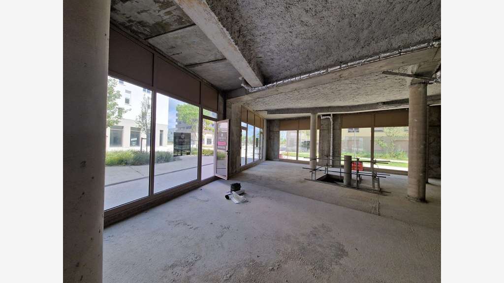 A vendre local 111m² + réserve 52m² au Sud de Caen