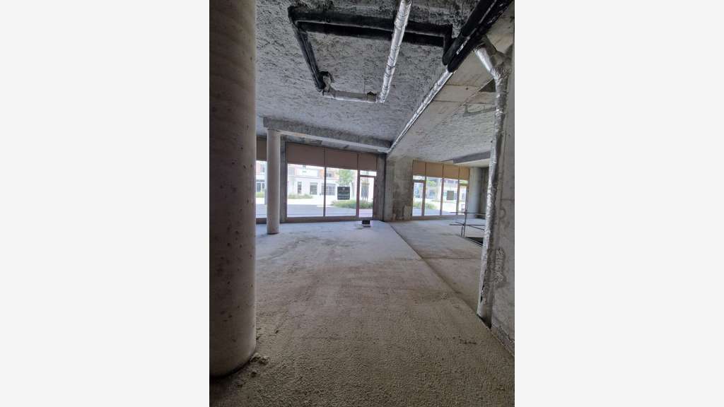 A vendre local 111m² + réserve 52m² au Sud de Caen