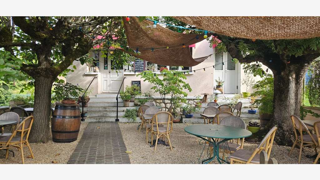 Local restaurant, terrasse, appart à Fontainebleau