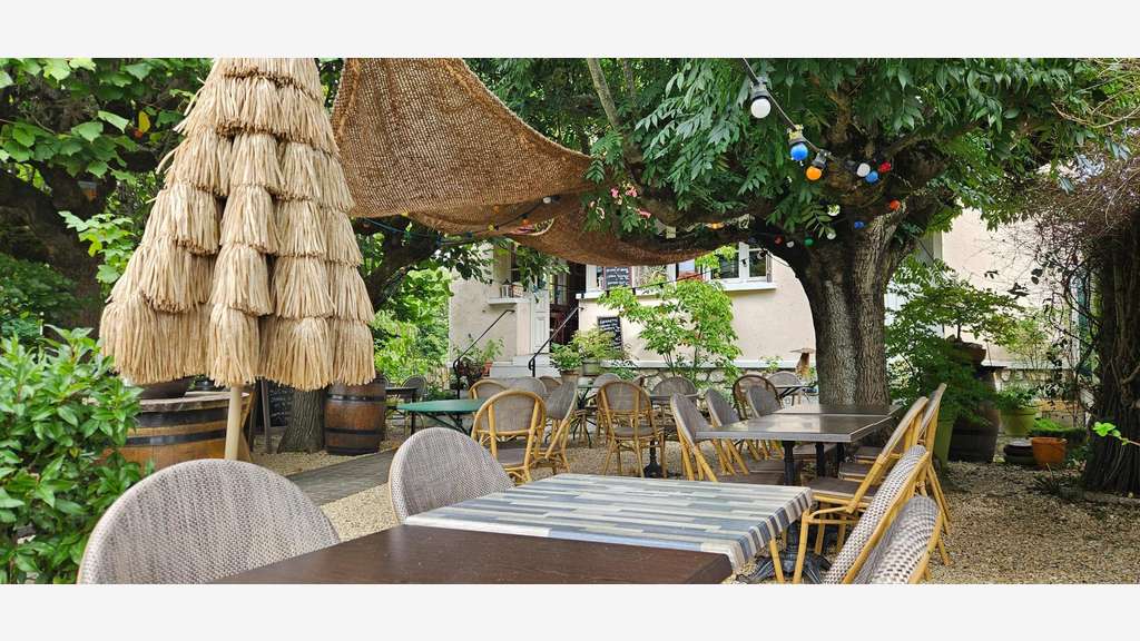 Local restaurant, terrasse, appart à Fontainebleau