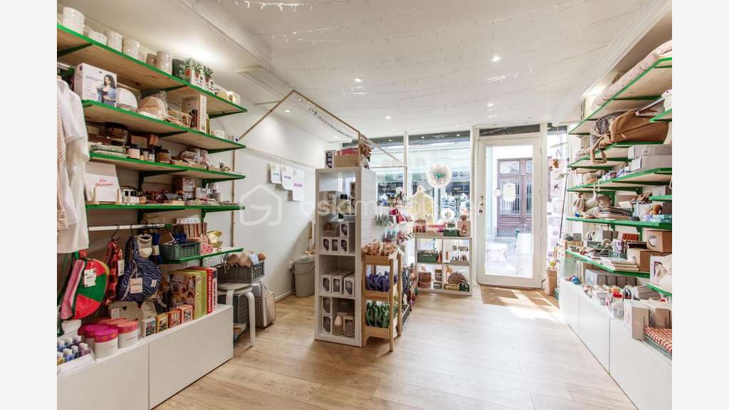 Vente boutique moderne 27m² à Fontainebleau centre