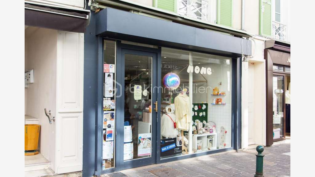 Vente boutique moderne 27m² à Fontainebleau centre