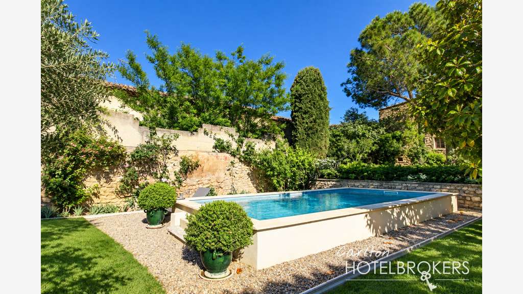 Murs d’hôtel occupés dans les Alpilles — Inves