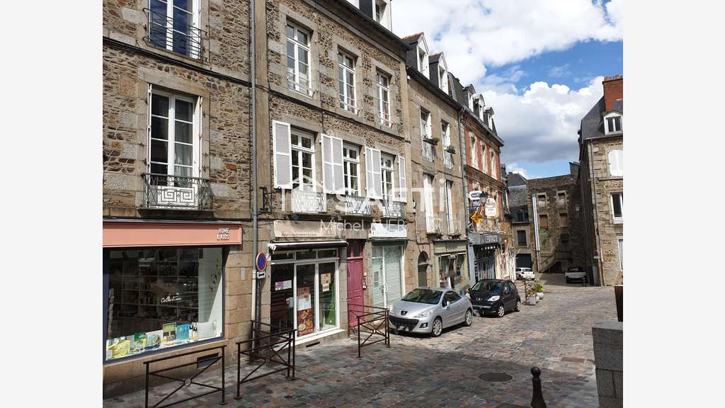 Murs commerciaux avec appart centre bourg Fougères