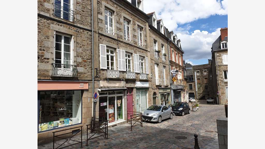 Local commercial avec appartement - Centre Bourg