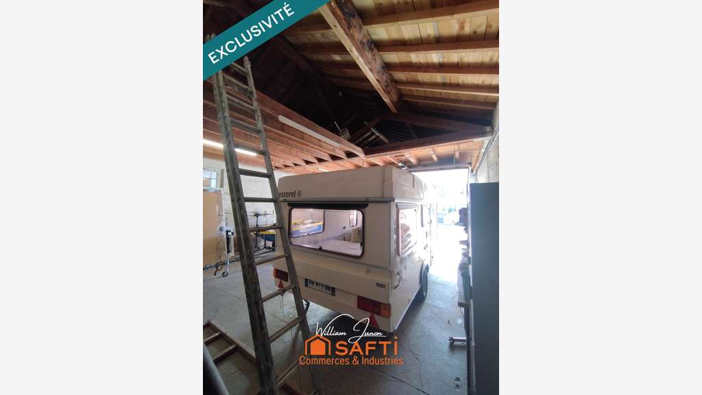 A vendre local professionnel polyvalent à Fraisses