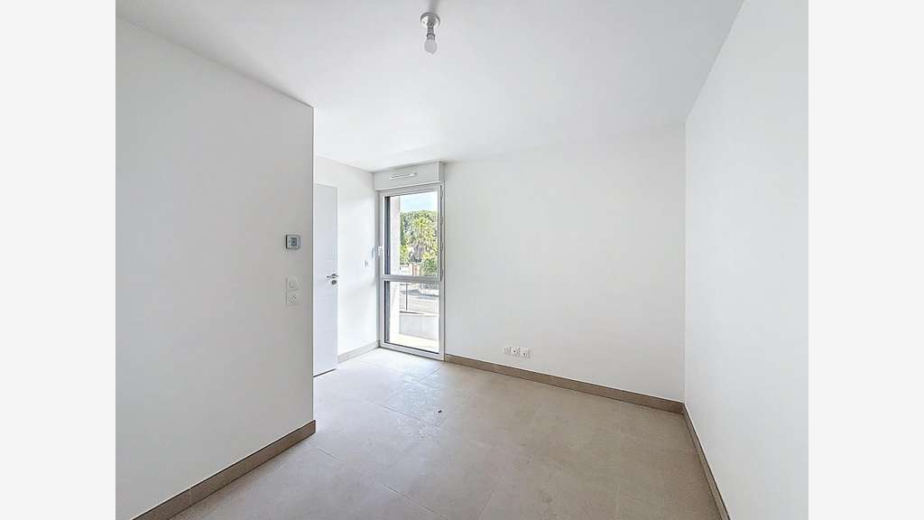 Vente local commercial 77m² face canal de Fréjus 